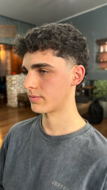 Cliente con corte y rulos definidos en Barbería Simois